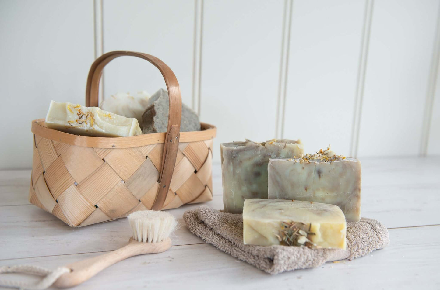 This handmade natural soap with Lemongrass, Ginger & Yellow Clay deeply nourishes your skin