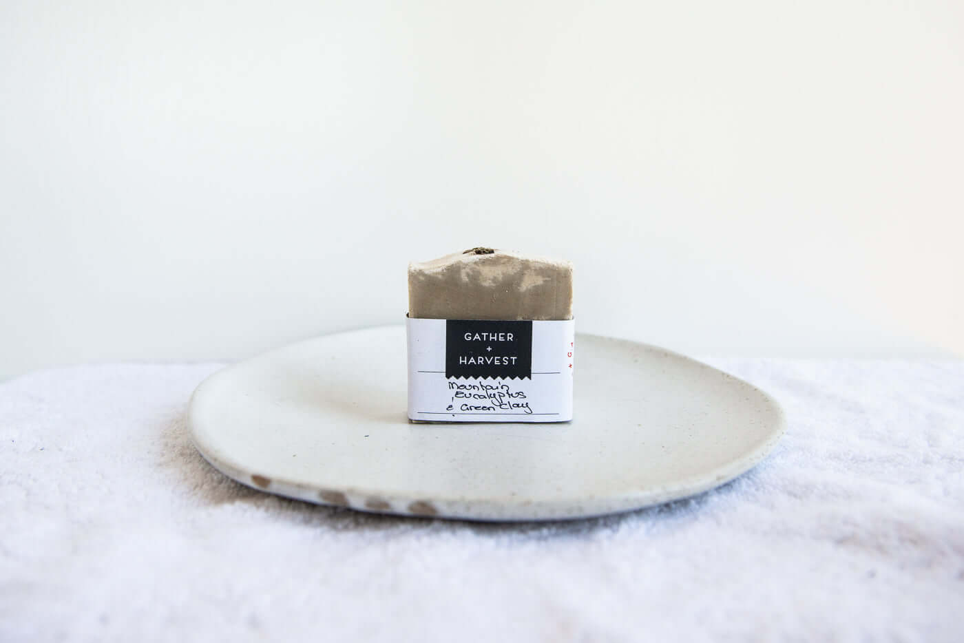 This handmade natural soap with Mountain Eucalyptus & Australian Green Clay Soap deeply nourishes your skin