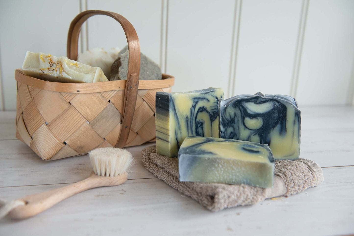 This handmade natural soap with Australian Balm Mint Soap deeply nourishes your skin