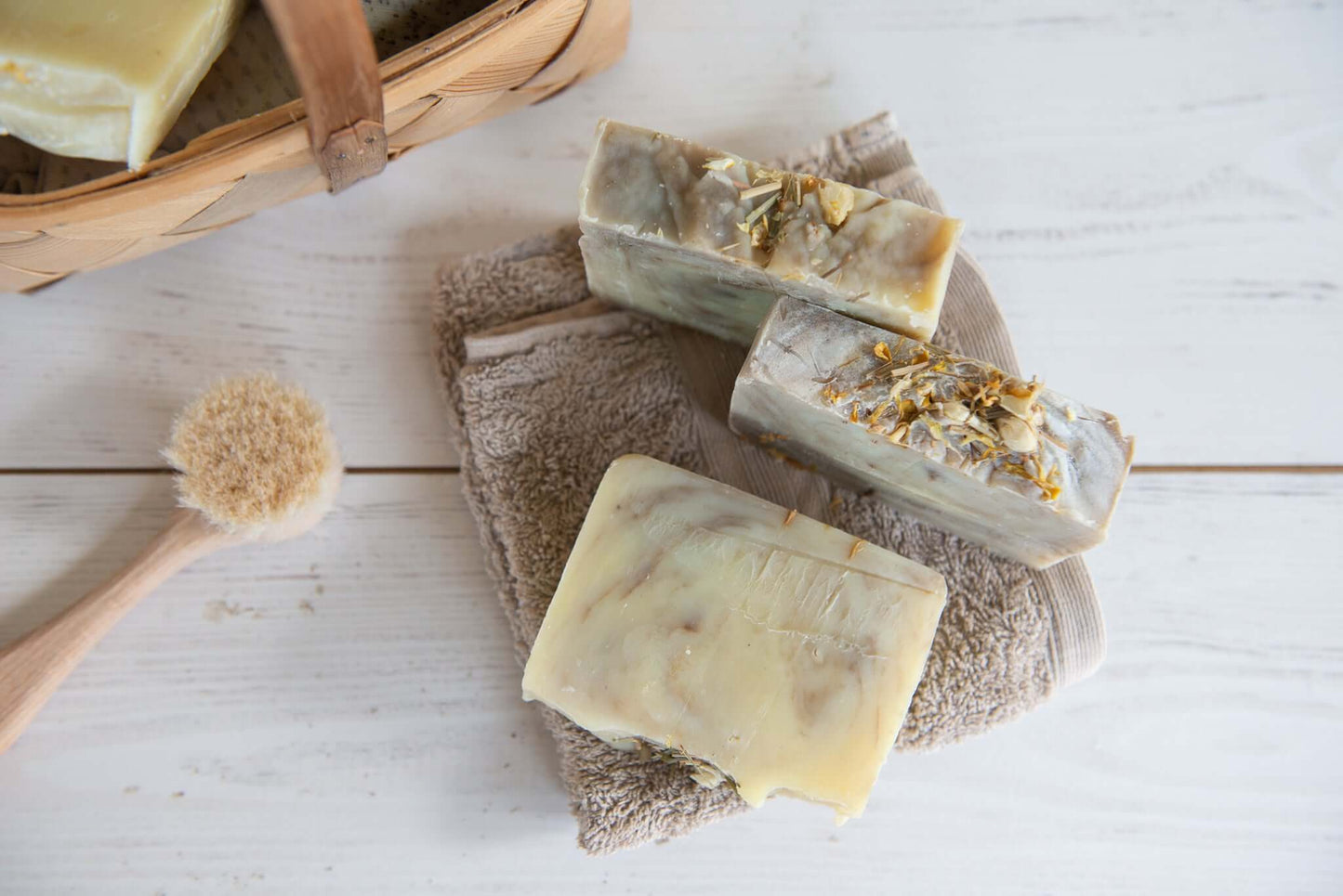 This handmade natural soap with Lemongrass, Ginger & Yellow Clay deeply nourishes your skin