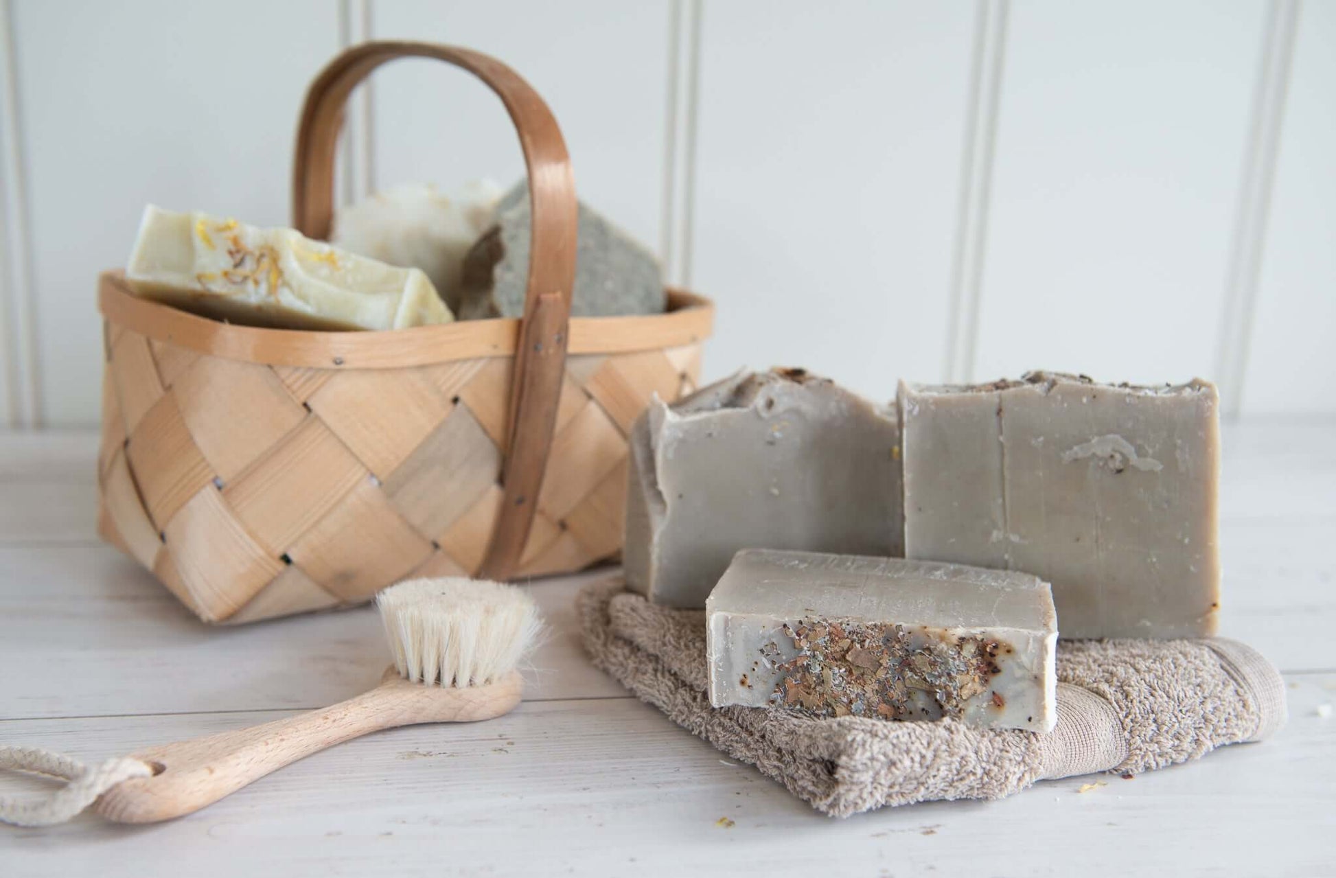 This handmade natural soap with  Mountain Eucalyptus & Australian Green Clay Soap deeply nourishes your skin