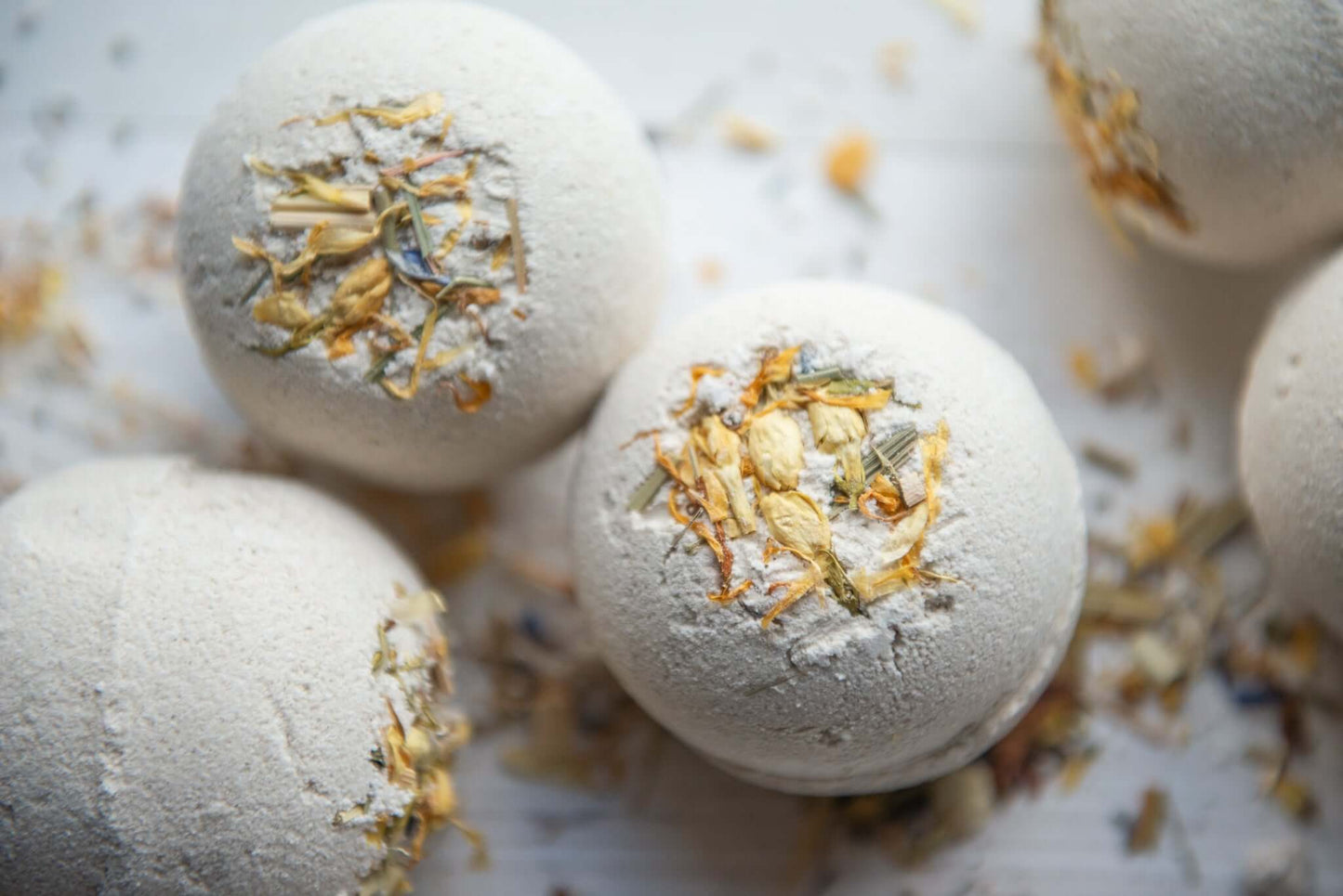 The natural vegan bath bombs with Lemongrass & Green Clay are perfect for moments of self care